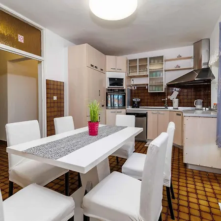 Apartment In 5468
