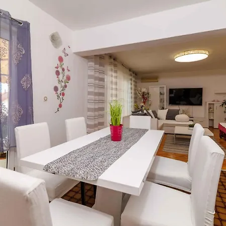 In 5468 Apartment *
