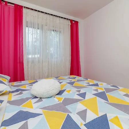 In 5468 Apartment *